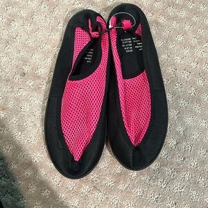 Lilah Womens Pink Lightweight Slip On Activewear Swim Shoes Size LARGE (9-10)